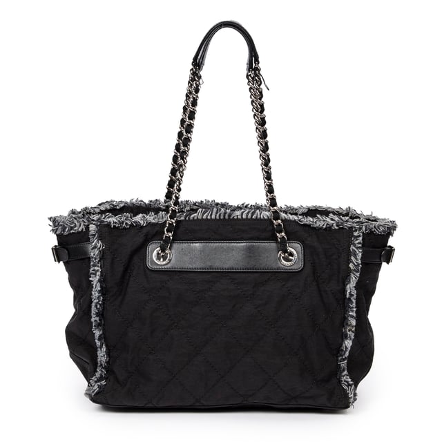 Chanel Bolsas Horizontal Tweed Fringe Chain Tote  Bolso bandolera en Negro Lienzo y Plata hardware. El producto está en en Muy Buenas Condiciones (AB).
  Dimensiones: 35x26x15 cm 
  Accesorios incluidos: sticker
    
  BrandCo Paris encuentra artículos raros y en las mejores condiciones a precios increíbles. ¡Vale la pena tener paciencia! Compra con confianza: todos los artículos de BrandCo Paris son seleccionados y autenticados cuidadosamente por nuestro equipo de expertos.
  Todos los artículos vienen con un certificado de autenticidad y un embalaje entregado por BrandCo Paris.
  Tabla de clasificación de la condición del artículo
  N (como nuevo)
  AA (perfecto estado)
  A (excelente estado)
  AB (muy buen estado)
  B (bueno/regular)