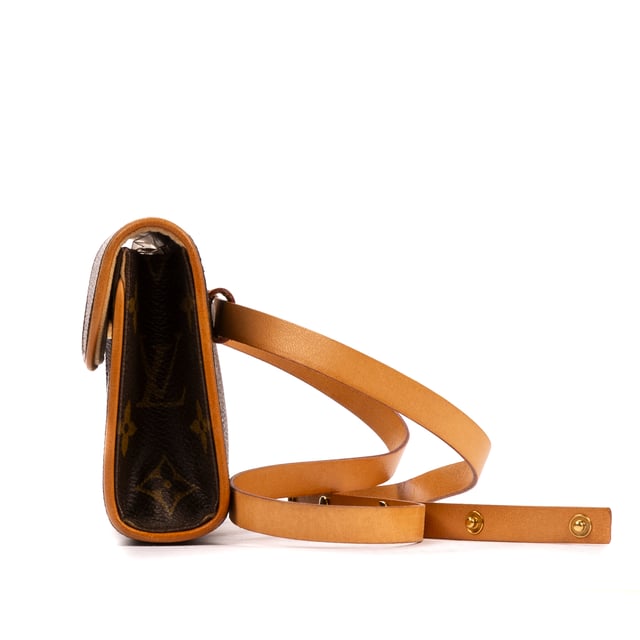 Louis Vuitton Bolsas Florentine  Bolso bandolera en Marrón Lona recubierta y Latón dorado hardware. El producto está en en Excelentes Condiciones (A).
  Dimensiones: 17x10.5x4 cm 
  Accesorios incluidos: strap S (FL0062 - Jun 2002)
    
  BrandCo Paris encuentra artículos raros y en las mejores condiciones a precios increíbles. ¡Vale la pena tener paciencia! Compra con confianza: todos los artículos de BrandCo Paris son seleccionados y autenticados cuidadosamente por nuestro equipo de expertos.
  Todos los artículos vienen con un certificado de autenticidad y un embalaje entregado por BrandCo Paris.
  Tabla de clasificación de la condición del artículo
  N (como nuevo)
  AA (perfecto estado)
  A (excelente estado)
  AB (muy buen estado)
  B (bueno/regular)