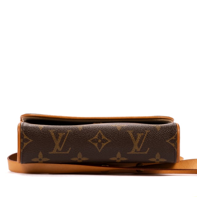 Louis Vuitton Bolsas Florentine  Bolso bandolera en Marrón Lona recubierta y Latón dorado hardware. El producto está en en Excelentes Condiciones (A).
  Dimensiones: 17x10.5x4 cm 
  Accesorios incluidos: strap S (FL0062 - Jun 2002)
    
  BrandCo Paris encuentra artículos raros y en las mejores condiciones a precios increíbles. ¡Vale la pena tener paciencia! Compra con confianza: todos los artículos de BrandCo Paris son seleccionados y autenticados cuidadosamente por nuestro equipo de expertos.
  Todos los artículos vienen con un certificado de autenticidad y un embalaje entregado por BrandCo Paris.
  Tabla de clasificación de la condición del artículo
  N (como nuevo)
  AA (perfecto estado)
  A (excelente estado)
  AB (muy buen estado)
  B (bueno/regular)