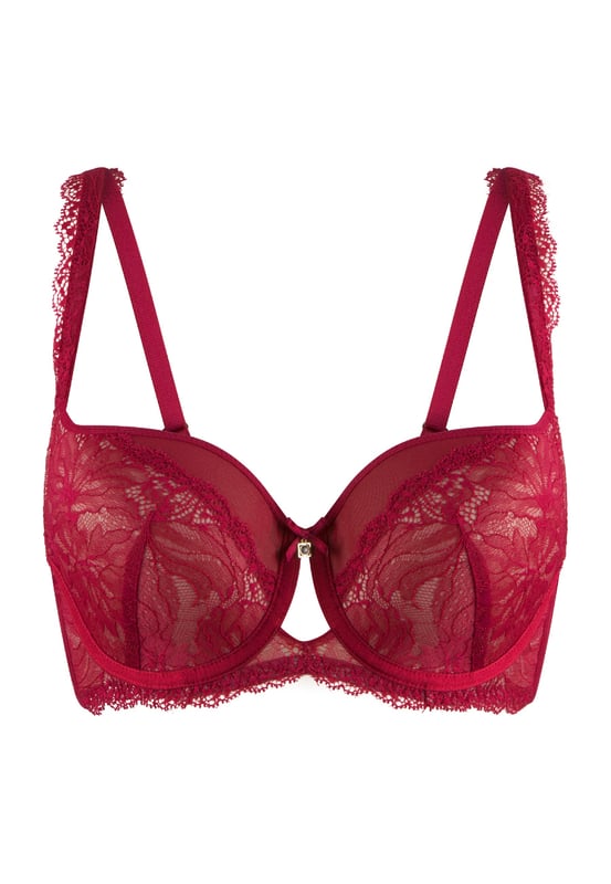 'Wage es, kerzenrot zu sein'... Diese auffällige Farbe sticht aus der Kollektion hervor. Der Einheits-BH verfügt über Spitzen-Cups mit einem Knopfdetail in der Mitte, ergänzt durch einen goldenen Anhänger. Der BH wird zusätzlich mit Spitze und Mikrofaser veredelt, um ein besonders luxuriöses Gefühl zu vermitteln, was ihn zusätzlich herausfordernd macht.