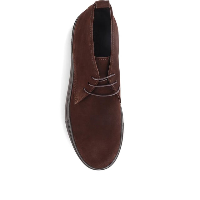 Chukka boots started out as a practical option for soldiers in the desert, these days the chukka fulfils the demands of every off-duty pursuit. Lightweight and equipped with a hardy Italian rubber sole, Sullivan features a high-cut profile crafted with supple suede, showcasing a traditional three eye-let lace-up and full leather linings, comfortable and versatile enough to serve you from work to weekend.

We recommend if you are between sizes to select the smaller than your usual.