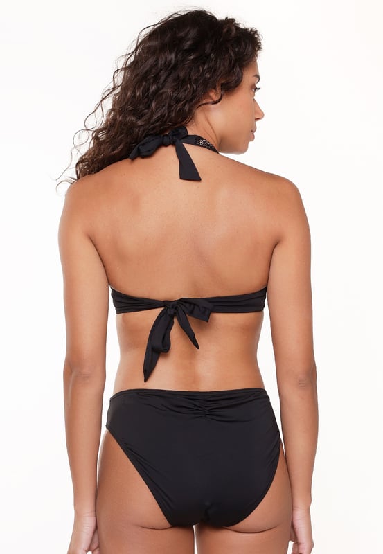 Voel je fabuleus in zwarte kant. De kanten uitstraling geeft deze collectie een luxe gevoel. De niet-gevoerde bh-bikini heeft een op maat gemaakte pasvorm. Het is een ongevoerde bikini-top met beugels! Deze bikini-top is ook zeer geschikt voor grotere cupmaten.