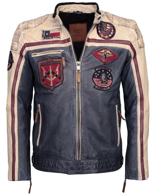 Top Gun Lederjacke TGJ1005 Die Jacke ist mit einem Baumwollfutter ausgestattet und mit den typischen Stickereien. Mit Reißverschlüssen an den Ärmeln und zwei verstellbaren Lederriemen an den Seiten ergibt sich eine ideale Passform. Zwei Seitentaschen mit Reißverschluss und eine Innentasche mit Klettverschluss bieten viel Stauraum. Die Jacke wird über einen geraden Reißverschluss geschlossen und kann zusätzlich über Druckknöpfe am Saum und Kragen geschlossen werden.
