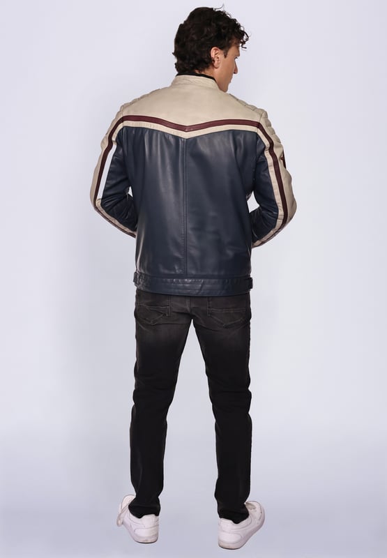 Top Gun Lederjacke TGJ1005 Die Jacke ist mit einem Baumwollfutter ausgestattet und mit den typischen Stickereien. Mit Reißverschlüssen an den Ärmeln und zwei verstellbaren Lederriemen an den Seiten ergibt sich eine ideale Passform. Zwei Seitentaschen mit Reißverschluss und eine Innentasche mit Klettverschluss bieten viel Stauraum. Die Jacke wird über einen geraden Reißverschluss geschlossen und kann zusätzlich über Druckknöpfe am Saum und Kragen geschlossen werden.