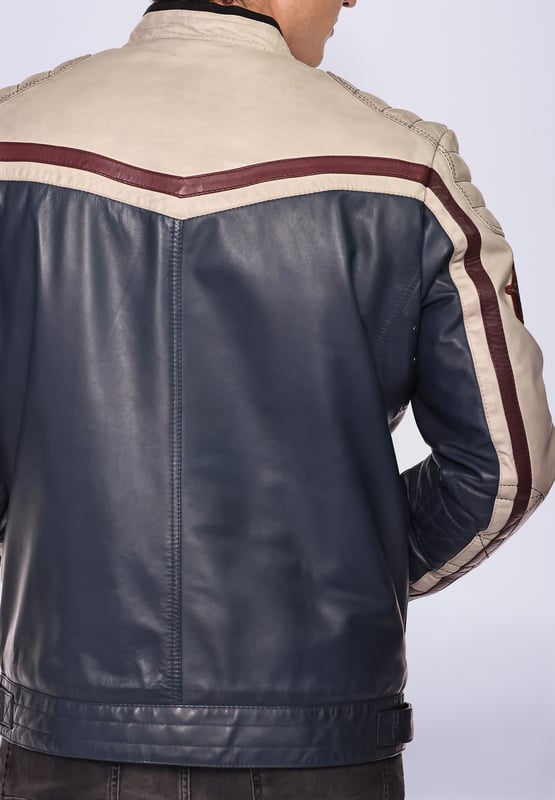 Top Gun Lederjacke TGJ1005 Die Jacke ist mit einem Baumwollfutter ausgestattet und mit den typischen Stickereien. Mit Reißverschlüssen an den Ärmeln und zwei verstellbaren Lederriemen an den Seiten ergibt sich eine ideale Passform. Zwei Seitentaschen mit Reißverschluss und eine Innentasche mit Klettverschluss bieten viel Stauraum. Die Jacke wird über einen geraden Reißverschluss geschlossen und kann zusätzlich über Druckknöpfe am Saum und Kragen geschlossen werden.