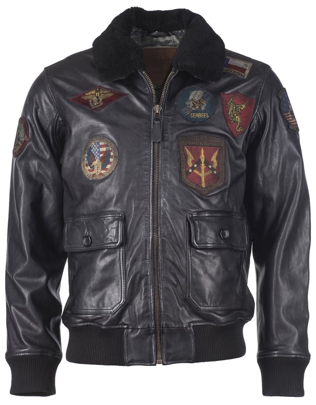 Der einzigartige Top Gun Stil spiegelt sich in dieser hippen Lederjacke in Blouson-Optik mit abnehmbaren Pelzkragen wieder. Die Jacke besteht aus weichem Lammleder. Zwei aufgesetzte Pattentaschen mit Knopfverschluss sind in diese hochwertige Jacke eingearbeitet. Die Jacke wird über einen geraden Reißverschluss geschlossen. Die legendären Top Gun Symbole sind mit Patches auf die Brust und Oberarme genäht. Durch den elastischen Strickbund an den Ärmelenden und am Saum bietet diese Jacke einen top Tragekomort.