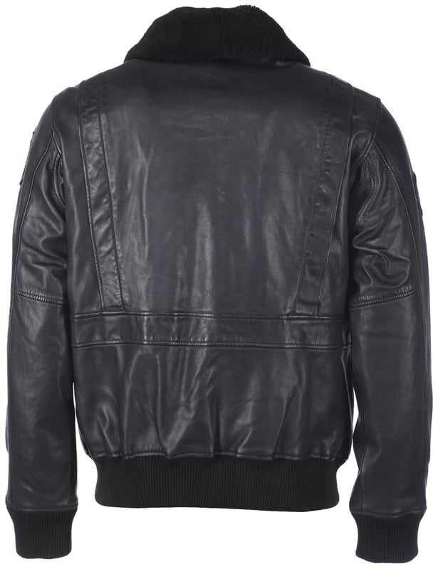 Der einzigartige Top Gun Stil spiegelt sich in dieser hippen Lederjacke in Blouson-Optik mit abnehmbaren Pelzkragen wieder. Die Jacke besteht aus weichem Lammleder. Zwei aufgesetzte Pattentaschen mit Knopfverschluss sind in diese hochwertige Jacke eingearbeitet. Die Jacke wird über einen geraden Reißverschluss geschlossen. Die legendären Top Gun Symbole sind mit Patches auf die Brust und Oberarme genäht. Durch den elastischen Strickbund an den Ärmelenden und am Saum bietet diese Jacke einen top Tragekomort.