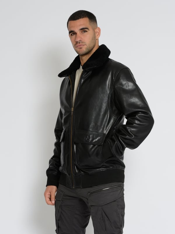 met lamsleren kraag Originele lederen Top Gun blouson in typische pilotenstijl. De pasvorm is los en daardoor zeer comfortabel. De afneembare lamsleren kraag maakt de jas zeer veelzijdig.
