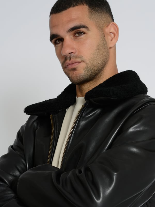 met lamsleren kraag Originele lederen Top Gun blouson in typische pilotenstijl. De pasvorm is los en daardoor zeer comfortabel. De afneembare lamsleren kraag maakt de jas zeer veelzijdig.