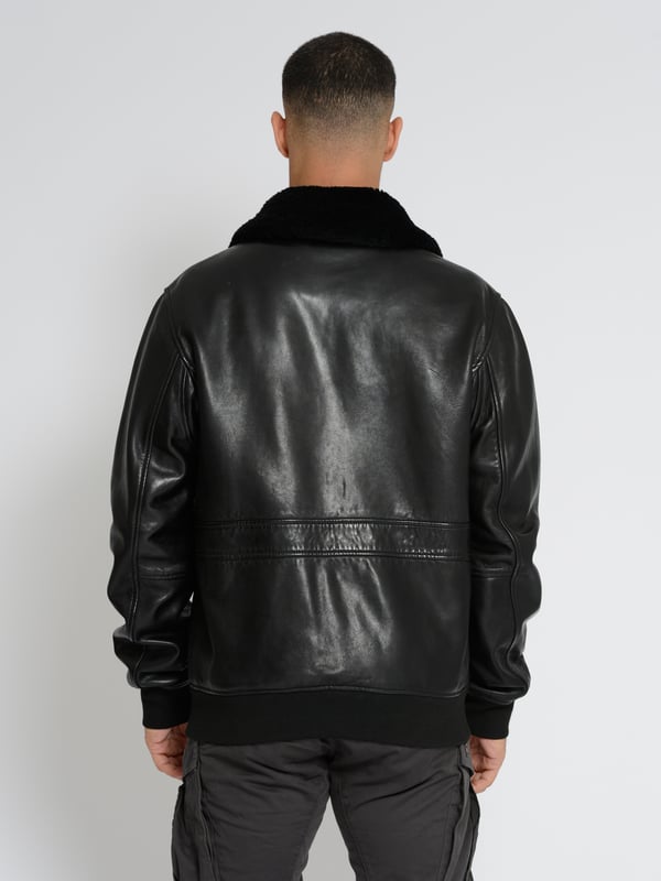 met lamsleren kraag Originele lederen Top Gun blouson in typische pilotenstijl. De pasvorm is los en daardoor zeer comfortabel. De afneembare lamsleren kraag maakt de jas zeer veelzijdig.
