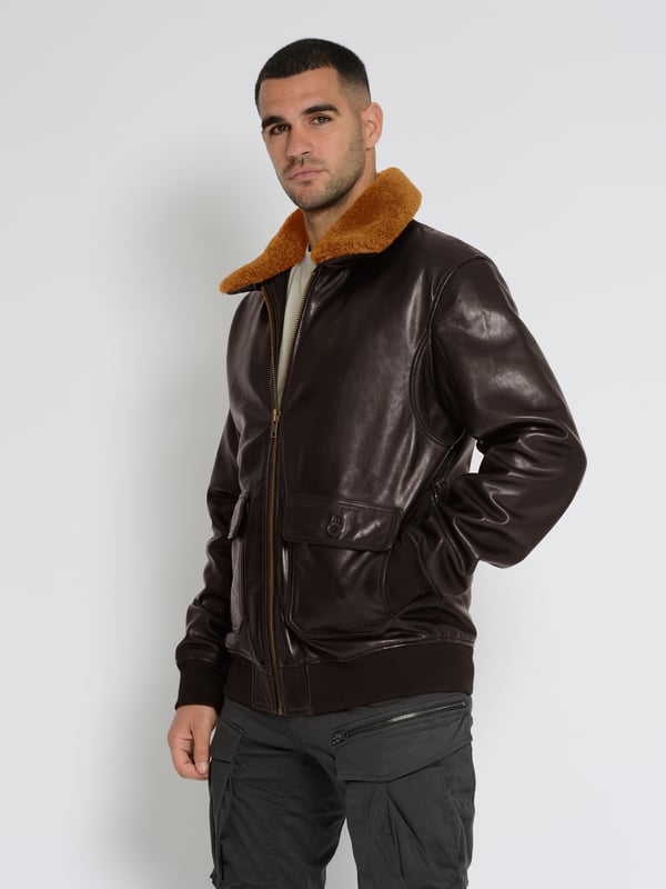 mit Lammfellkragen  Original Top Gun Lederblouson im typische Pilotenstil. Die Passform ist locker und daher sehr bequem. Durch den abnehmbaren Lammfellkragen ist die Jacke vielseitig einsetzbar.