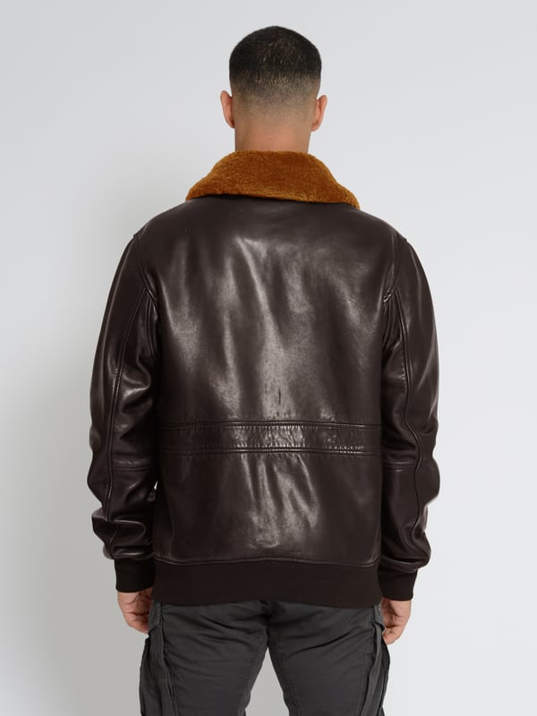 mit Lammfellkragen  Original Top Gun Lederblouson im typische Pilotenstil. Die Passform ist locker und daher sehr bequem. Durch den abnehmbaren Lammfellkragen ist die Jacke vielseitig einsetzbar.