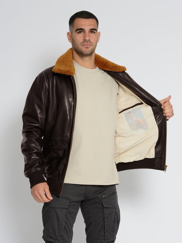 mit Lammfellkragen  Original Top Gun Lederblouson im typische Pilotenstil. Die Passform ist locker und daher sehr bequem. Durch den abnehmbaren Lammfellkragen ist die Jacke vielseitig einsetzbar.