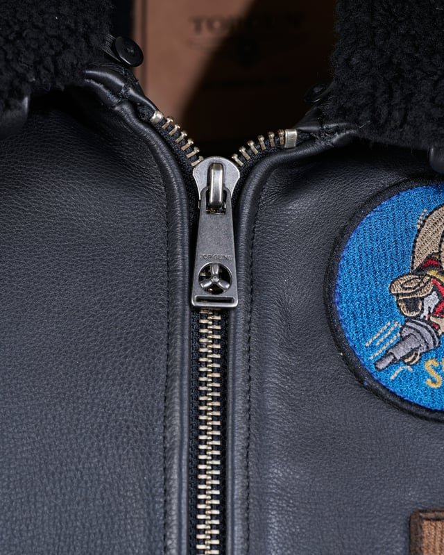 De blouson is gevoerd met synthetische vezels en valt op door het typische borduursel. Het kan perfect worden aangepast dankzij de elastische gebreide manchetten en zoom, waardoor het zeer comfortabel is om te dragen. De jas sluit met een rechte ritssluiting en heeft ook twee dubbele zijzakken met knoopsluiting en twee binnenzakken. De afneembare kraag maakt van jou een absolute blikvanger.