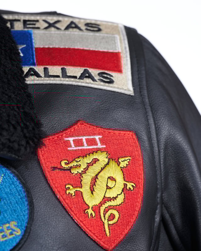 De blouson is gevoerd met synthetische vezels en valt op door het typische borduursel. Het kan perfect worden aangepast dankzij de elastische gebreide manchetten en zoom, waardoor het zeer comfortabel is om te dragen. De jas sluit met een rechte ritssluiting en heeft ook twee dubbele zijzakken met knoopsluiting en twee binnenzakken. De afneembare kraag maakt van jou een absolute blikvanger.