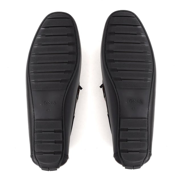 Discover the epitome of luxury with our exquisite leather moccasins, meticulously crafted from premium leather to provide unparalleled comfort and sophistication. These timeless slip-on shoes boast a streamlined silhouette and supple leather lining, making them the ideal choice for those seeking both style and refinement.