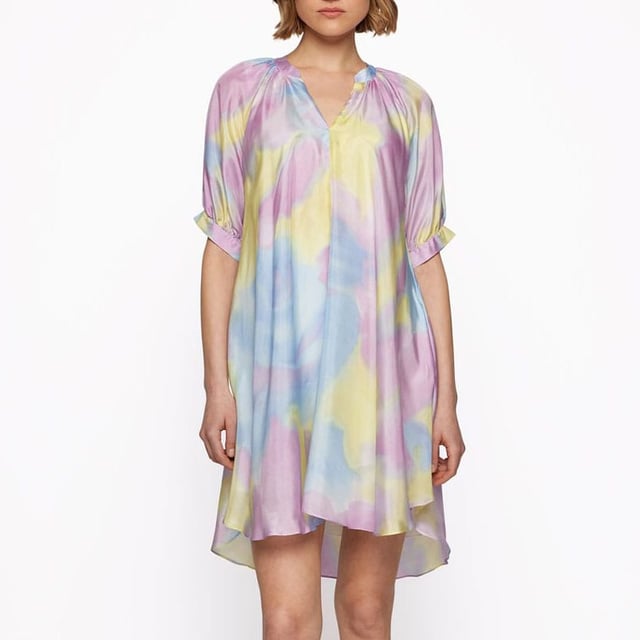 Womens Boss Diflowu Silk Mini Dress in multi colour.- Notch neckline.- Short sleeves.- Pockets top: Seam pocket.- Printed all over with a watercolour-style floral motif.- Oversize fit.- Fully lined.- Main material: 100% Silk.  Lining: 100% Viscose.  Do not wash.- Ref: 50475233-964