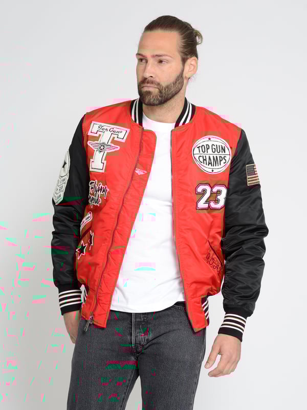Dompel jezelf onder in de legendarische stijl van het merk Top Gun met dit bomberjack. Gemaakt van 100% nylon en versierd met opvallende patches, brengt dit jack een hommage aan de vliegenierslook. Het robuuste nylon materiaal biedt duurzaamheid en comfort. De zorgvuldig geplaatste patches doen denken aan de Top Gun-stijl en geven het jack opvallende individualiteit. Elke patch vertelt zijn eigen verhaal en benadrukt het unieke karakter van dit bomberjack.