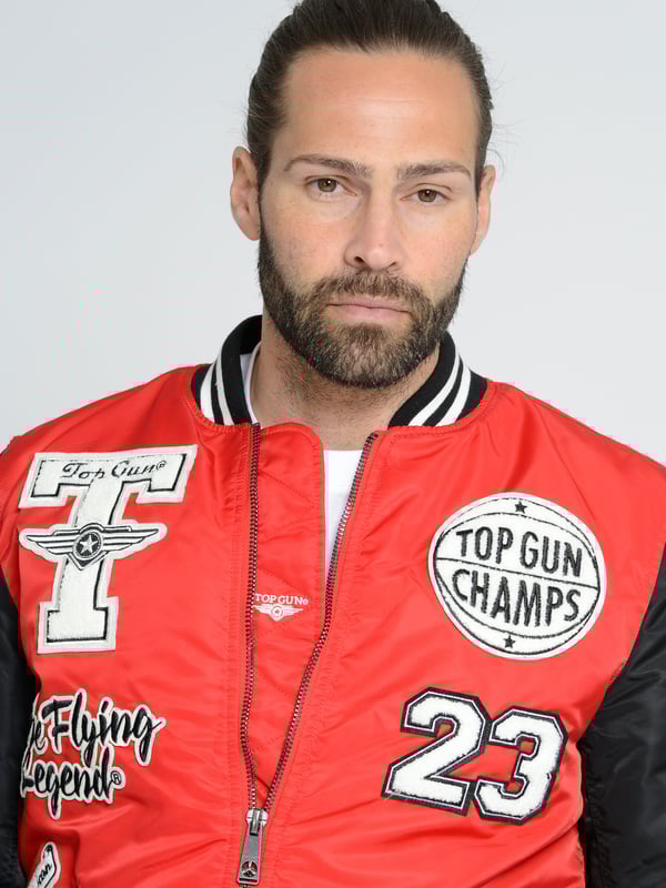 Dompel jezelf onder in de legendarische stijl van het merk Top Gun met dit bomberjack. Gemaakt van 100% nylon en versierd met opvallende patches, brengt dit jack een hommage aan de vliegenierslook. Het robuuste nylon materiaal biedt duurzaamheid en comfort. De zorgvuldig geplaatste patches doen denken aan de Top Gun-stijl en geven het jack opvallende individualiteit. Elke patch vertelt zijn eigen verhaal en benadrukt het unieke karakter van dit bomberjack.