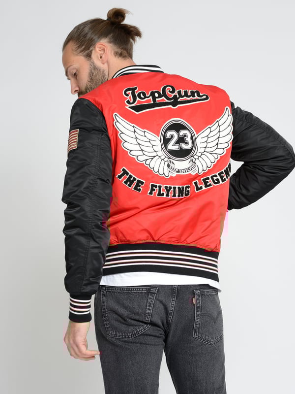 Dompel jezelf onder in de legendarische stijl van het merk Top Gun met dit bomberjack. Gemaakt van 100% nylon en versierd met opvallende patches, brengt dit jack een hommage aan de vliegenierslook. Het robuuste nylon materiaal biedt duurzaamheid en comfort. De zorgvuldig geplaatste patches doen denken aan de Top Gun-stijl en geven het jack opvallende individualiteit. Elke patch vertelt zijn eigen verhaal en benadrukt het unieke karakter van dit bomberjack.