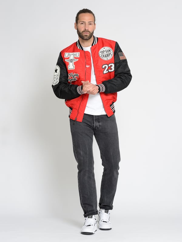 Dompel jezelf onder in de legendarische stijl van het merk Top Gun met dit bomberjack. Gemaakt van 100% nylon en versierd met opvallende patches, brengt dit jack een hommage aan de vliegenierslook. Het robuuste nylon materiaal biedt duurzaamheid en comfort. De zorgvuldig geplaatste patches doen denken aan de Top Gun-stijl en geven het jack opvallende individualiteit. Elke patch vertelt zijn eigen verhaal en benadrukt het unieke karakter van dit bomberjack.