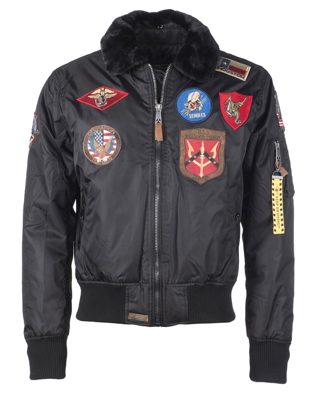 De unieke Top Gun-stijl komt terug in dit hippe nylon jack. Het is goed gevoerd en heeft de typische mouwzak met ritssluiting - het is dus moeilijk om de nonchalance van het dragen van dit jack te overtreffen. Het elastische breisel aan de manchetten, tailleband en kraag zorgt voor een ideale pasvorm. Visueel aantrekkelijk borduursel en een zachte binnenvoering met een afbeelding sieren dit jack. Twee zijzakken met knoopsluiting bieden veel opbergruimte. Aan de binnenkant zitten nog twee extra zakken. Deze jas is een absolute blikvanger voor het koude seizoen.