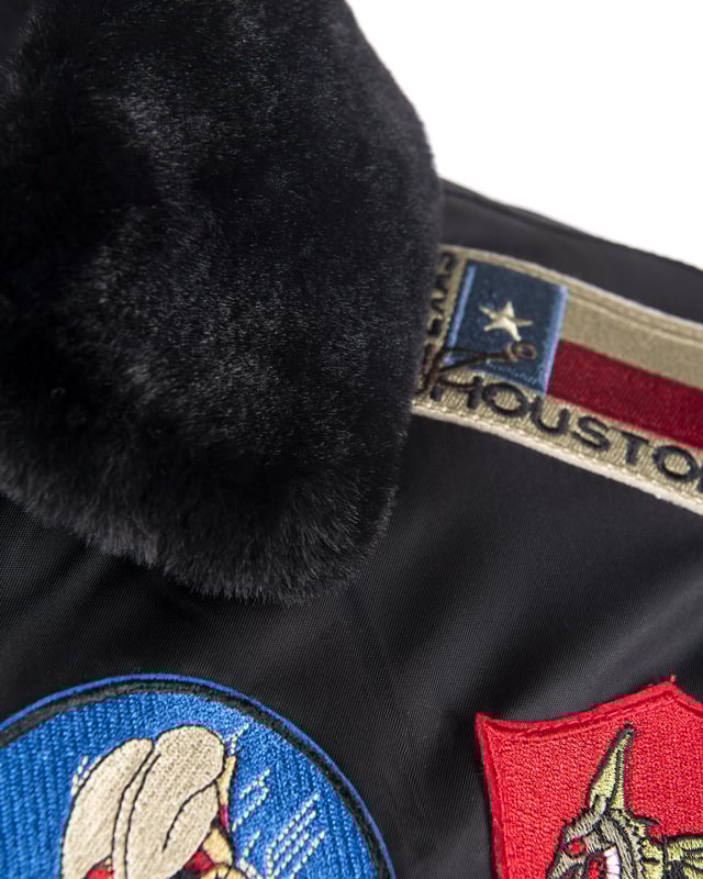 De unieke Top Gun-stijl komt terug in dit hippe nylon jack. Het is goed gevoerd en heeft de typische mouwzak met ritssluiting - het is dus moeilijk om de nonchalance van het dragen van dit jack te overtreffen. Het elastische breisel aan de manchetten, tailleband en kraag zorgt voor een ideale pasvorm. Visueel aantrekkelijk borduursel en een zachte binnenvoering met een afbeelding sieren dit jack. Twee zijzakken met knoopsluiting bieden veel opbergruimte. Aan de binnenkant zitten nog twee extra zakken. Deze jas is een absolute blikvanger voor het koude seizoen.