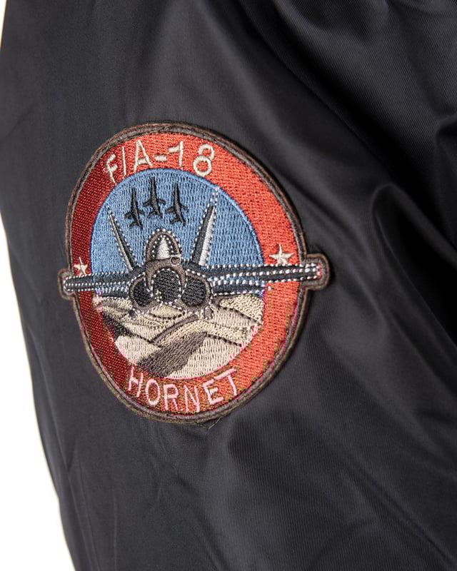 De unieke Top Gun-stijl komt terug in dit hippe nylon jack. Het is goed gevoerd en heeft de typische mouwzak met ritssluiting - het is dus moeilijk om de nonchalance van het dragen van dit jack te overtreffen. Het elastische breisel aan de manchetten, tailleband en kraag zorgt voor een ideale pasvorm. Visueel aantrekkelijk borduursel en een zachte binnenvoering met een afbeelding sieren dit jack. Twee zijzakken met knoopsluiting bieden veel opbergruimte. Aan de binnenkant zitten nog twee extra zakken. Deze jas is een absolute blikvanger voor het koude seizoen.