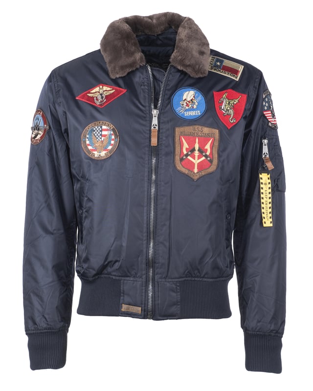 Der einzigartige Top Gun Stil spiegelt sich in dieser hippen Nylonjacke. Sie ist gut gefüttert und besitzt die typische Ärmeltasche mit Reißverschluss - so lässt sich das Tragen dieser Jacke an Lässigkeit kaum überbieten. Der elastische Strick am Ärmelabschluss, Bund und am Kragen sorgt für eine ideale Passform. Optisch ansprechende Stickereien und ein weiches Innenfutter mit Bild schmücken diese Jacke. Zwei seitliche Taschen zum Einschieben mit Knopfverschluss bieten viel Stauraum. Hierfür sind im Inneren zwei zusätzliche Taschen verarbeitet. Diese Jacke ist der absoluter Hingucker für die kalte Jahreszeit.