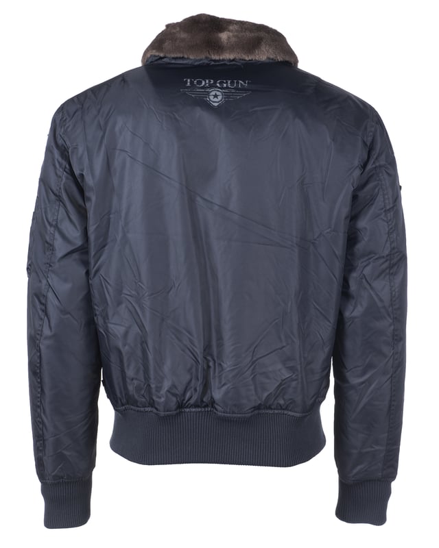 Der einzigartige Top Gun Stil spiegelt sich in dieser hippen Nylonjacke. Sie ist gut gefüttert und besitzt die typische Ärmeltasche mit Reißverschluss - so lässt sich das Tragen dieser Jacke an Lässigkeit kaum überbieten. Der elastische Strick am Ärmelabschluss, Bund und am Kragen sorgt für eine ideale Passform. Optisch ansprechende Stickereien und ein weiches Innenfutter mit Bild schmücken diese Jacke. Zwei seitliche Taschen zum Einschieben mit Knopfverschluss bieten viel Stauraum. Hierfür sind im Inneren zwei zusätzliche Taschen verarbeitet. Diese Jacke ist der absoluter Hingucker für die kalte Jahreszeit.