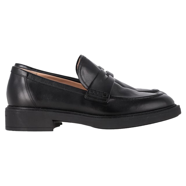 VINTAGE, RRP AS NEW
The Gianvito Rossi Harris Penny Loafers in Black Leather bring a chic, refined touch to your footwear collection. Made from smooth black leather, these loafers feature a classic penny slot and almond toe, exuding understated elegance. The flat rubber sole offers comfort and durability, making them ideal for all-day wear. These versatile loafers are perfect for adding a polished finish to both casual and smart-casual outfits.


Includes Box.

Gianvito Rossi Harris Penny Loafers in Black Leather
Condition: very good
Signs of wear: Include Box., No visible sign of wear. No Mark at insole.,  Very light mark at soles.
Packaging: Box
Color: black
Material: Leather | leather
Size: EU | 39
Measurements: Heel height: 40; Insole length: 300
SKU: NAPPUGBSH459631W