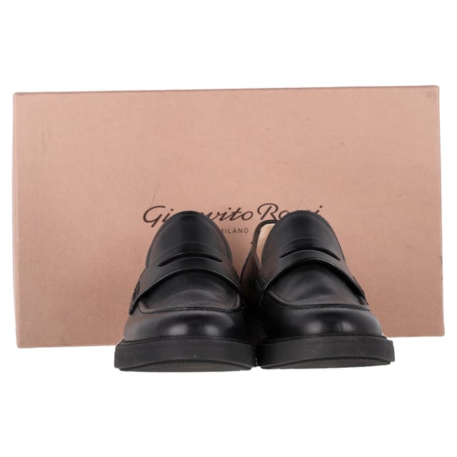VINTAGE, RRP AS NEW
The Gianvito Rossi Harris Penny Loafers in Black Leather bring a chic, refined touch to your footwear collection. Made from smooth black leather, these loafers feature a classic penny slot and almond toe, exuding understated elegance. The flat rubber sole offers comfort and durability, making them ideal for all-day wear. These versatile loafers are perfect for adding a polished finish to both casual and smart-casual outfits.


Includes Box.

Gianvito Rossi Harris Penny Loafers in Black Leather
Condition: very good
Signs of wear: Include Box., No visible sign of wear. No Mark at insole.,  Very light mark at soles.
Packaging: Box
Color: black
Material: Leather | leather
Size: EU | 39
Measurements: Heel height: 40; Insole length: 300
SKU: NAPPUGBSH459631W