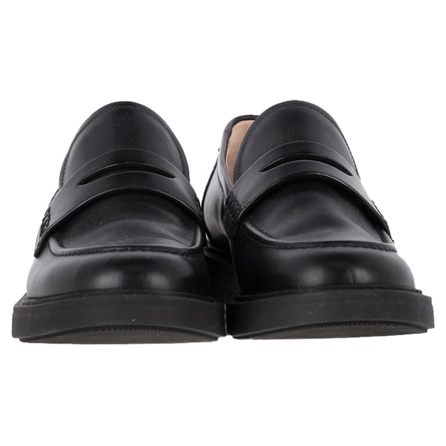 VINTAGE, RRP AS NEW
The Gianvito Rossi Harris Penny Loafers in Black Leather bring a chic, refined touch to your footwear collection. Made from smooth black leather, these loafers feature a classic penny slot and almond toe, exuding understated elegance. The flat rubber sole offers comfort and durability, making them ideal for all-day wear. These versatile loafers are perfect for adding a polished finish to both casual and smart-casual outfits.


Includes Box.

Gianvito Rossi Harris Penny Loafers in Black Leather
Condition: very good
Signs of wear: Include Box., No visible sign of wear. No Mark at insole.,  Very light mark at soles.
Packaging: Box
Color: black
Material: Leather | leather
Size: EU | 39
Measurements: Heel height: 40; Insole length: 300
SKU: NAPPUGBSH459631W