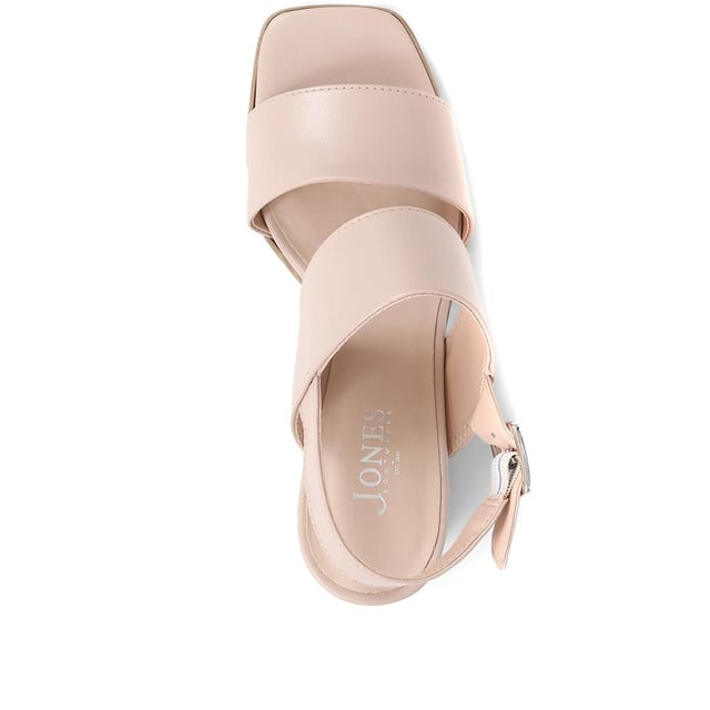 Step back in time with the Diona platform sandals and embrace the 70s vibe. Made from soft leather, this sandal features crossing straps, an ankle strap with a buckle fastening, and a chunky platform sole with a comfortable block heel. Whether it's a special occasion or a night out, these sandals will elevate your look with effortless style and comfort.