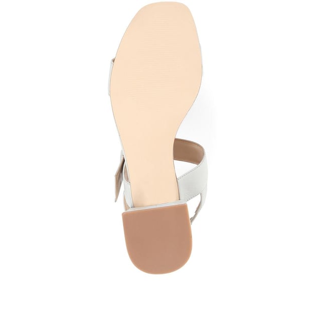 With a block heel and a single strap for added comfort, Kassidy is the block heeled shoe that is as functional as it is fabulous. Whether you want something more dressy for the office or you're itching for a sensible yet statement option for an occasion, we've got you covered.