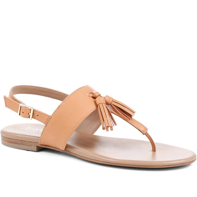 All the more reason to look forward to the summer months, bask in the sunshine in style with these Lizabeth thong sandals. Made from super soft leathers and finished with a strap at the back for comfort, whether worn with jeans or skirts, they're sure to sign your summer 'fit off in style.