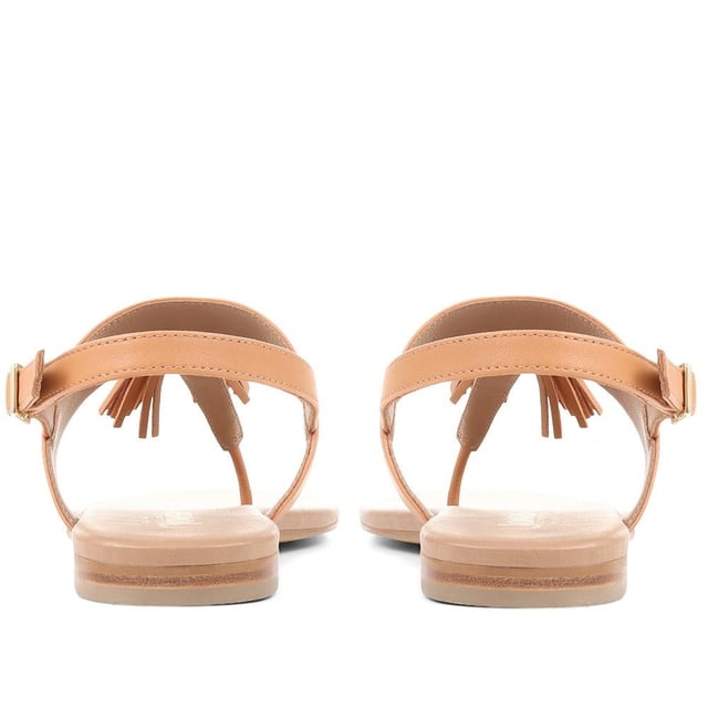 All the more reason to look forward to the summer months, bask in the sunshine in style with these Lizabeth thong sandals. Made from super soft leathers and finished with a strap at the back for comfort, whether worn with jeans or skirts, they're sure to sign your summer 'fit off in style.