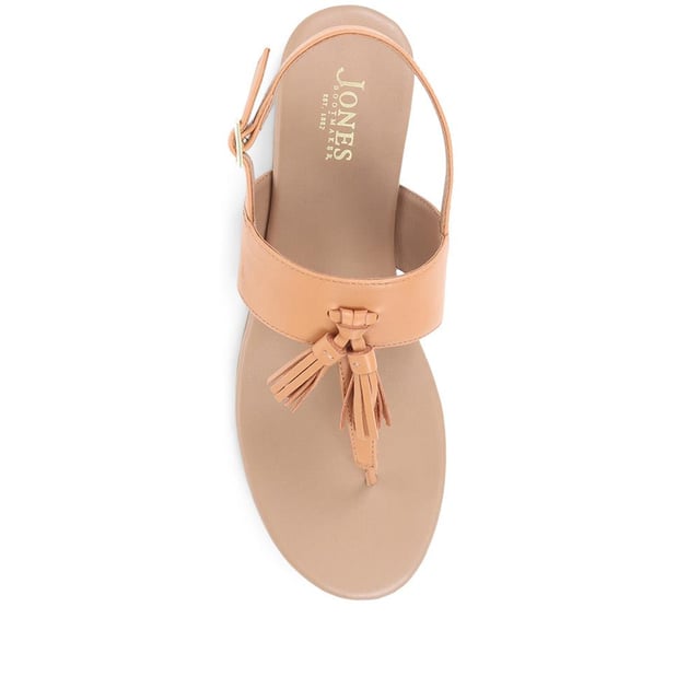All the more reason to look forward to the summer months, bask in the sunshine in style with these Lizabeth thong sandals. Made from super soft leathers and finished with a strap at the back for comfort, whether worn with jeans or skirts, they're sure to sign your summer 'fit off in style.