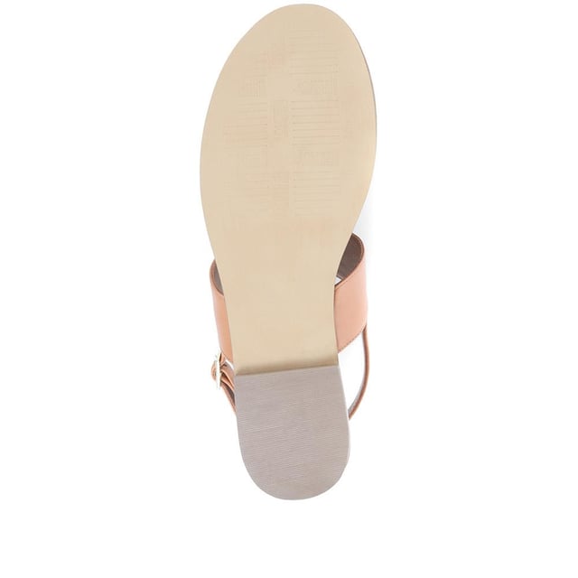 All the more reason to look forward to the summer months, bask in the sunshine in style with these Lizabeth thong sandals. Made from super soft leathers and finished with a strap at the back for comfort, whether worn with jeans or skirts, they're sure to sign your summer 'fit off in style.