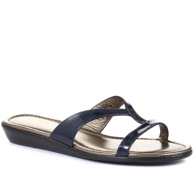 Styled in a simple, yet striking silhouette, the Klevina sandals are the chicest poolside footwear. Whether you are heading for a pool bar lunch or an afternoon stroll, the elegance of these strappy sandals is sure to elevate your look. Lined with a leather insock for comfortable wear, the Klevina sandals are a warm weather go to.
