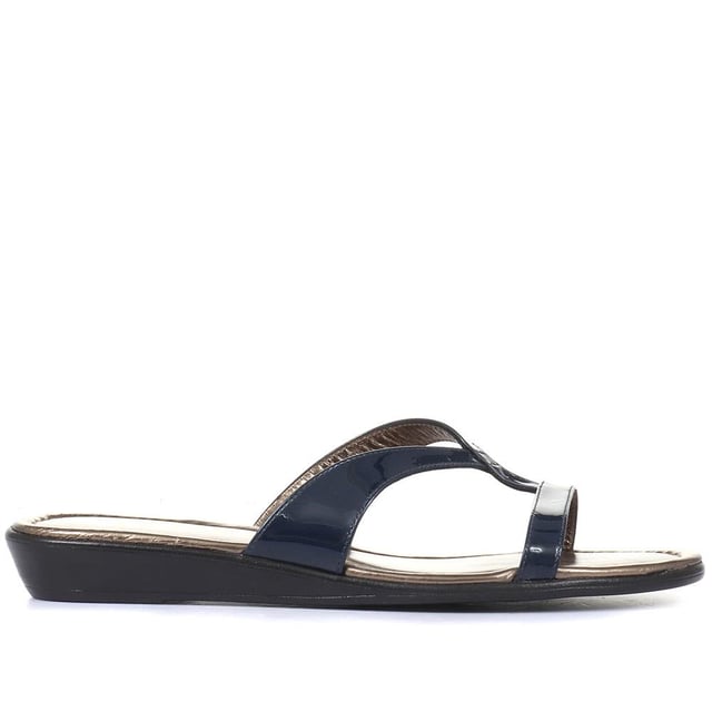 Styled in a simple, yet striking silhouette, the Klevina sandals are the chicest poolside footwear. Whether you are heading for a pool bar lunch or an afternoon stroll, the elegance of these strappy sandals is sure to elevate your look. Lined with a leather insock for comfortable wear, the Klevina sandals are a warm weather go to.