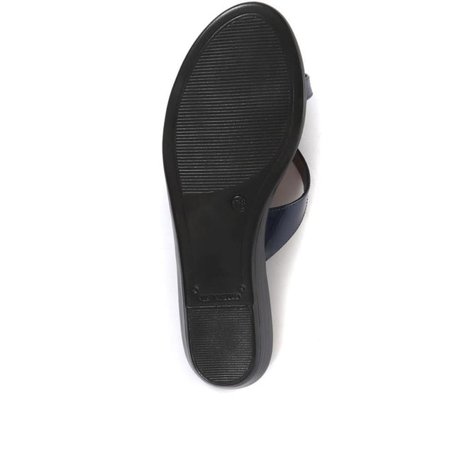 Styled in a simple, yet striking silhouette, the Klevina sandals are the chicest poolside footwear. Whether you are heading for a pool bar lunch or an afternoon stroll, the elegance of these strappy sandals is sure to elevate your look. Lined with a leather insock for comfortable wear, the Klevina sandals are a warm weather go to.