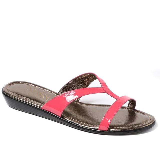 Styled in a simple, yet striking silhouette, the Klevina sandals are the chicest poolside footwear. Whether you are heading for a pool bar lunch or an afternoon stroll, the elegance of these strappy sandals is sure to elevate your look. Lined with a leather insock for comfortable wear, the Klevina sandals are a warm weather go to.