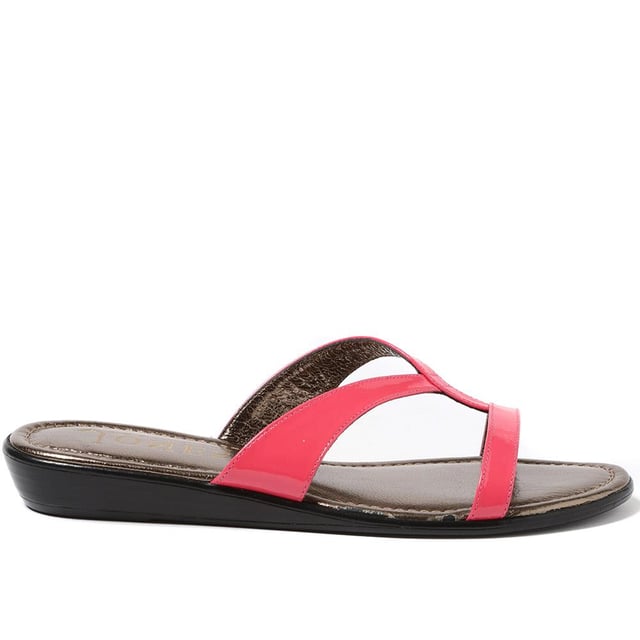 Styled in a simple, yet striking silhouette, the Klevina sandals are the chicest poolside footwear. Whether you are heading for a pool bar lunch or an afternoon stroll, the elegance of these strappy sandals is sure to elevate your look. Lined with a leather insock for comfortable wear, the Klevina sandals are a warm weather go to.