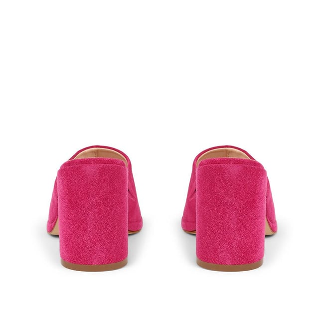 Slip into something a little more sophisticated with these leather mule sandals, boasting a luxurious suede upper and a just-right mid-height block heel. Perfect for weddings and elegant gatherings, these mules blend classic charm with contemporary chic, ensuring you step out in style.
