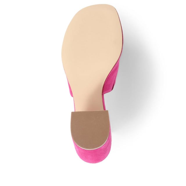 Slip into something a little more sophisticated with these leather mule sandals, boasting a luxurious suede upper and a just-right mid-height block heel. Perfect for weddings and elegant gatherings, these mules blend classic charm with contemporary chic, ensuring you step out in style.