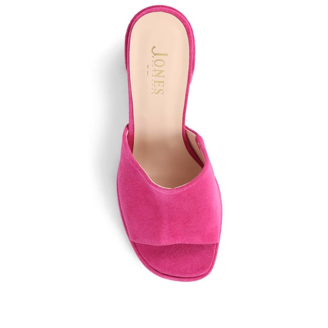 Slip into something a little more sophisticated with these leather mule sandals, boasting a luxurious suede upper and a just-right mid-height block heel. Perfect for weddings and elegant gatherings, these mules blend classic charm with contemporary chic, ensuring you step out in style.