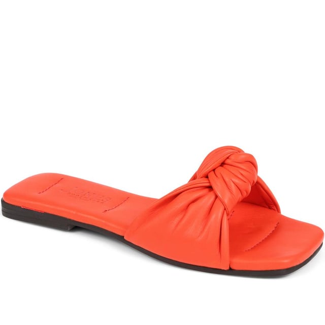 Spend summer with our Madelena mules. With their sleek leather design, cushioned footbed, and daringly minimalist silhouette, they're the perfect blend of elegance and simplicity.