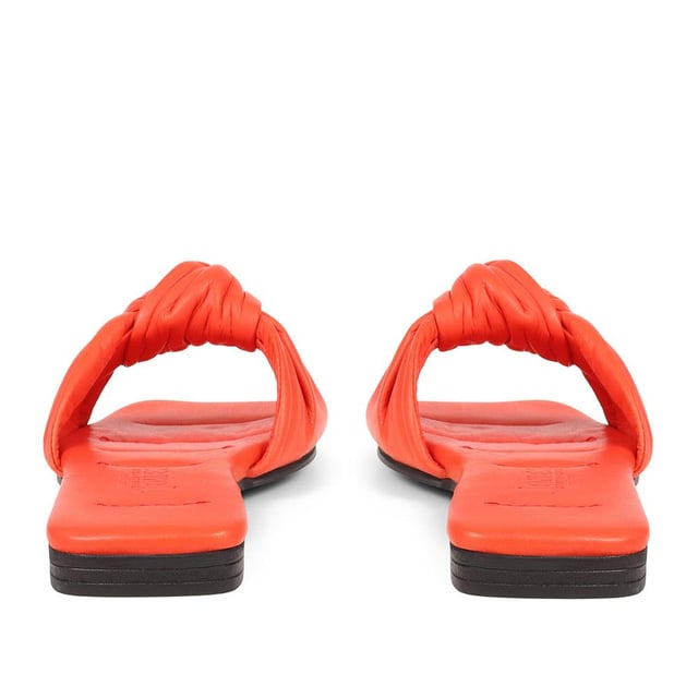 Spend summer with our Madelena mules. With their sleek leather design, cushioned footbed, and daringly minimalist silhouette, they're the perfect blend of elegance and simplicity.