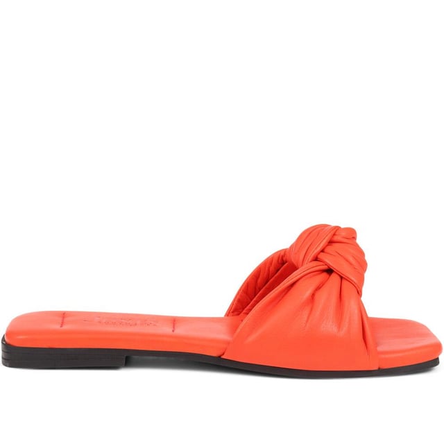 Spend summer with our Madelena mules. With their sleek leather design, cushioned footbed, and daringly minimalist silhouette, they're the perfect blend of elegance and simplicity.